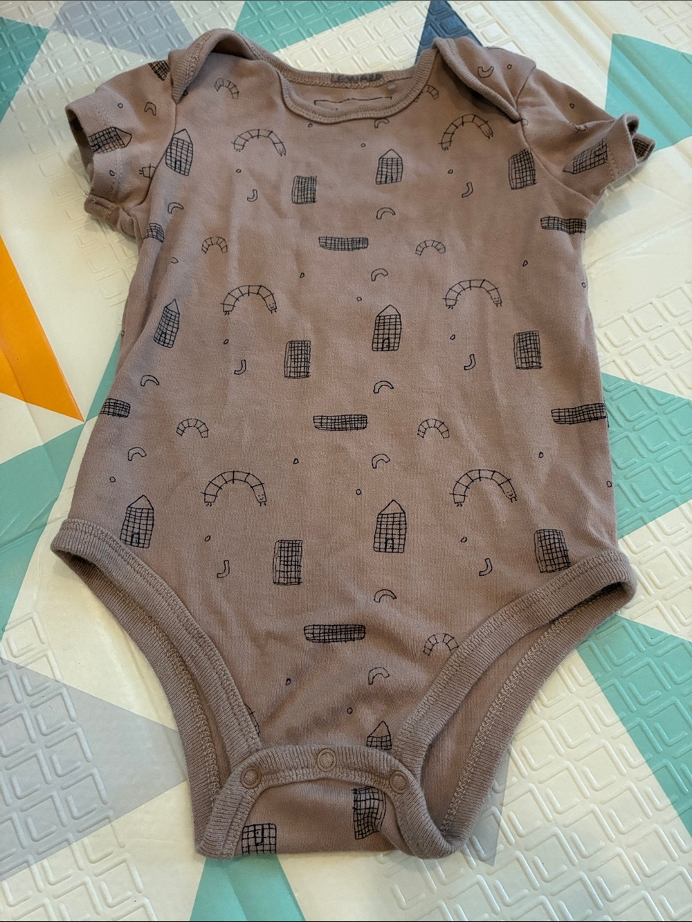 20/25$ 🧸 Taupe Graphic Short-Sleeve Baby One-Piece